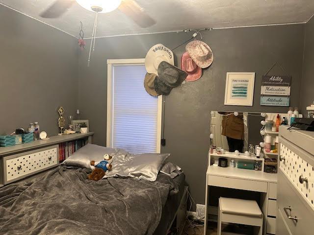 bedroom featuring ceiling fan