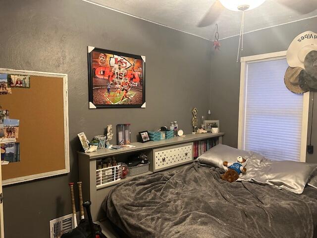 bedroom featuring ceiling fan