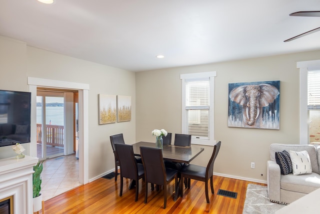 dining space featuring a ceiling fan, light wood-style flooring, baseboards, visible vents, and recessed lighting