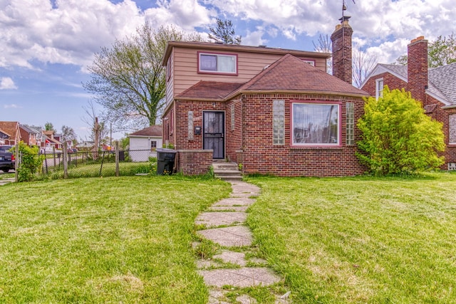 view of front of property featuring a front lawn