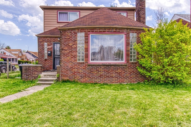 bungalow featuring a front yard