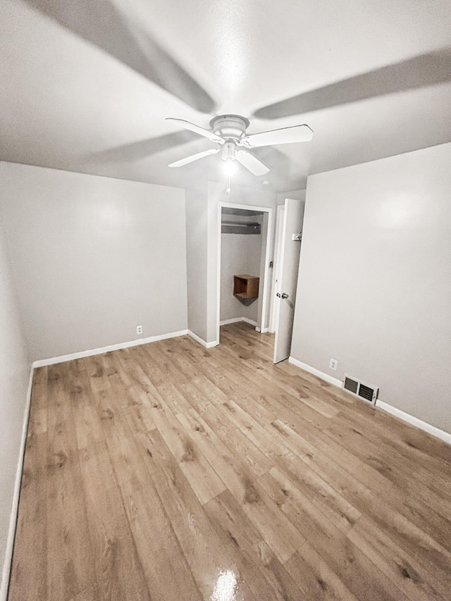 unfurnished bedroom with light wood-type flooring, a closet, and ceiling fan