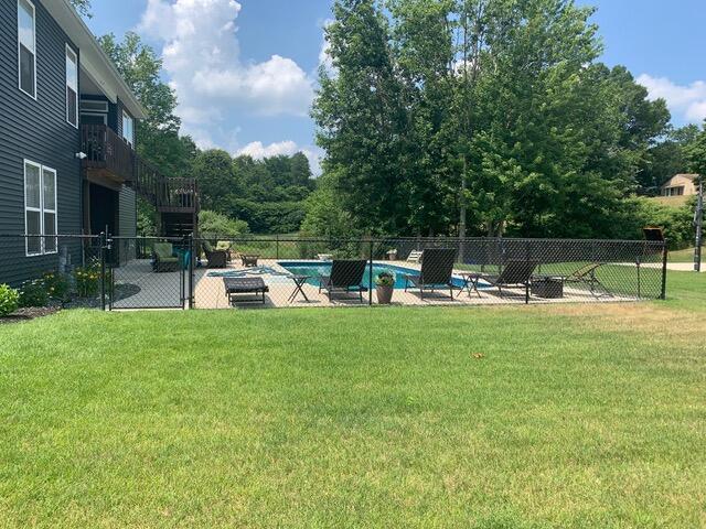 view of yard with a fenced in pool