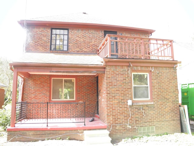 view of front of home featuring a balcony and covered porch