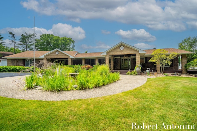 single story home with a front yard