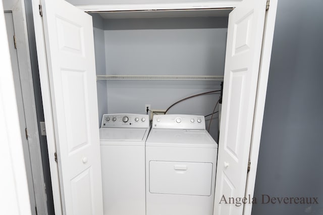 laundry room with washing machine and dryer