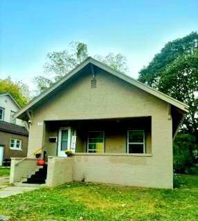 view of front of home featuring a front lawn