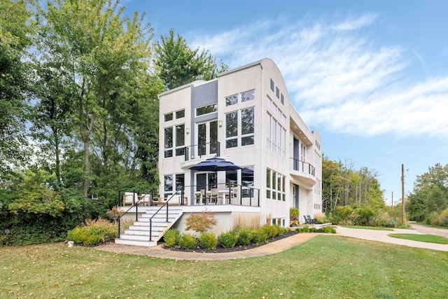 view of front of home with a front yard