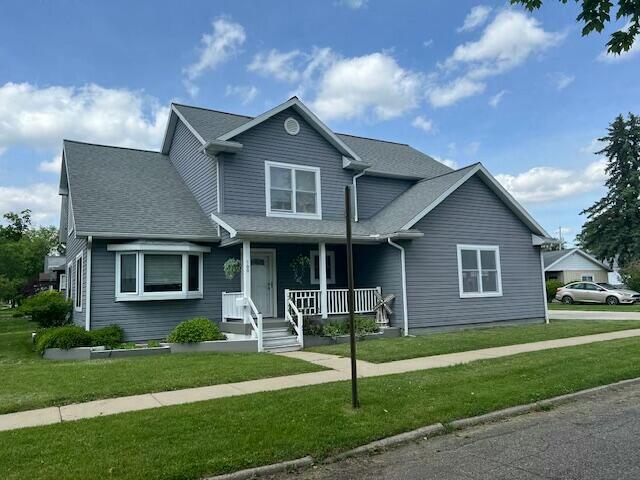 view of front of house featuring a front lawn and covered porch