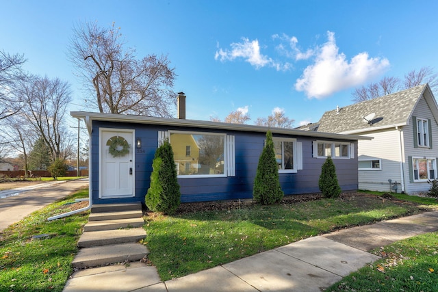 view of front of property featuring a front lawn