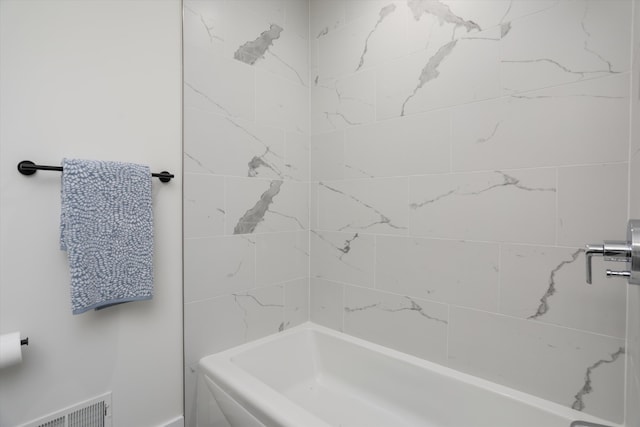 bathroom with tiled shower / bath combo