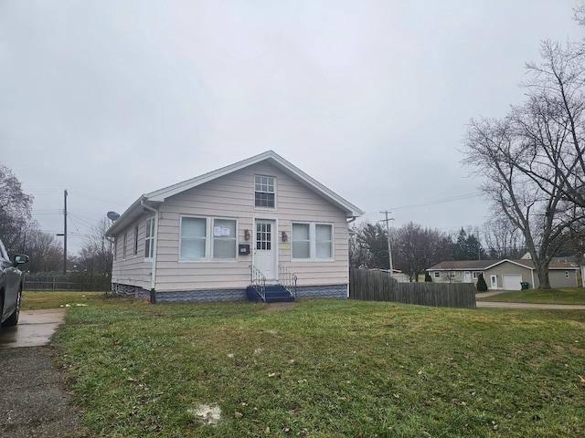 bungalow-style house featuring a front lawn