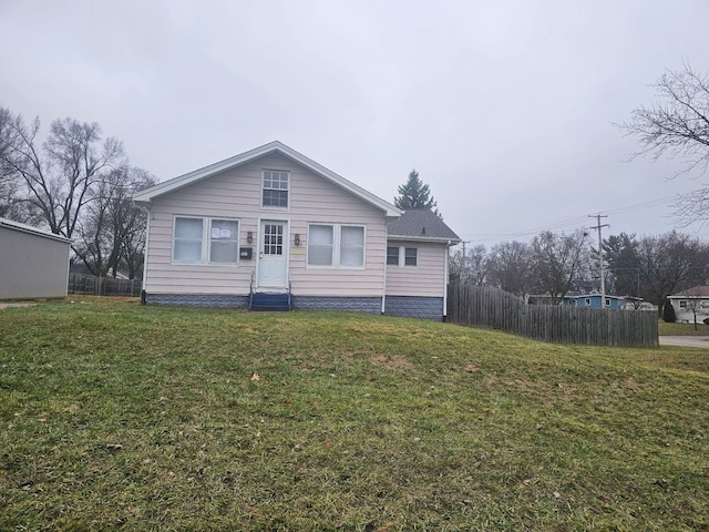 view of front of home featuring a front lawn