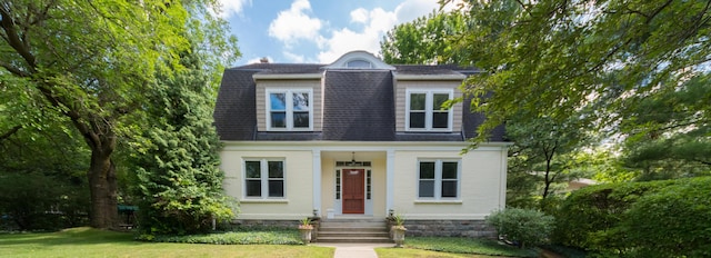 view of front of home featuring a front lawn