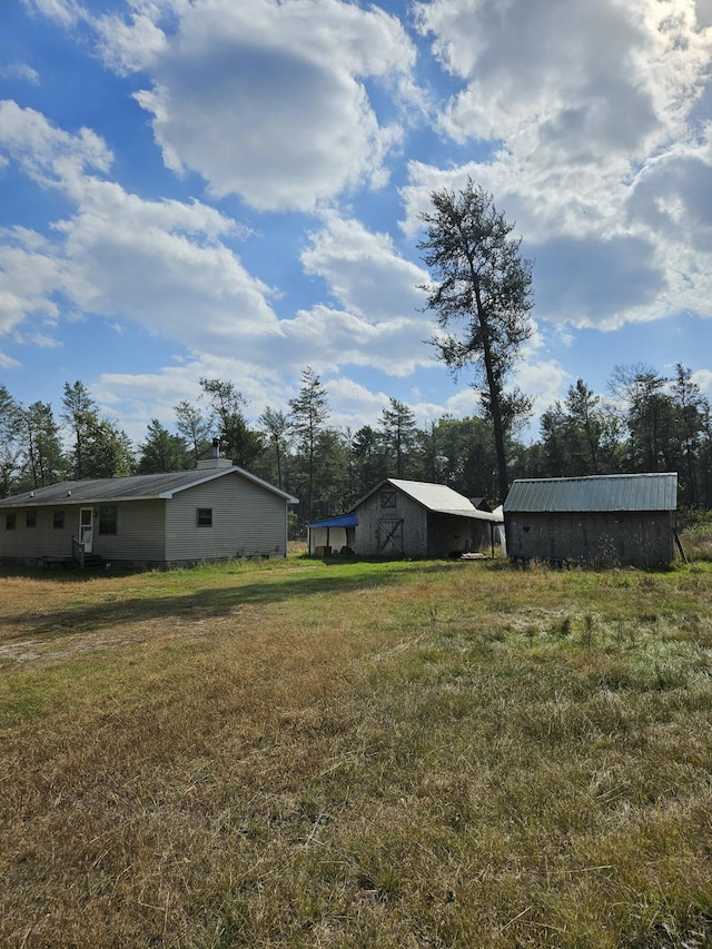 view of yard featuring an outdoor structure