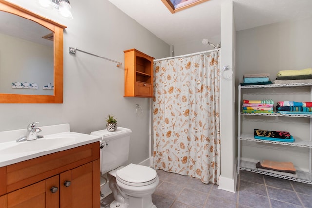 bathroom featuring a shower with shower curtain, vanity, and toilet