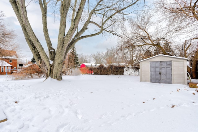 view of yard layered in snow