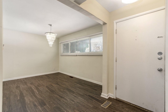 foyer with a chandelier, visible vents, baseboards, and dark wood-style flooring