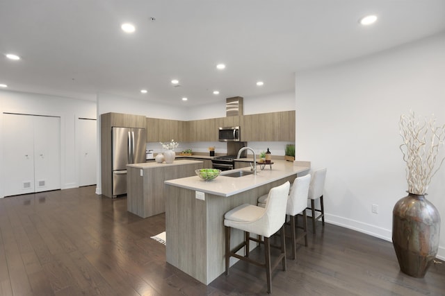 kitchen with dark hardwood / wood-style flooring, a breakfast bar, stainless steel appliances, sink, and a center island