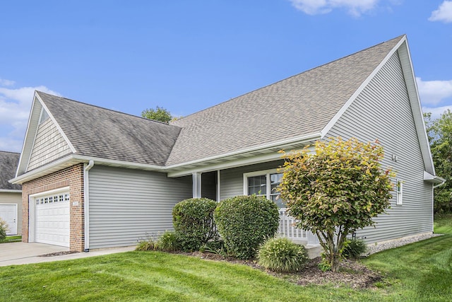 view of front facade with a front yard