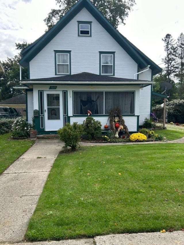 view of front facade with a front lawn