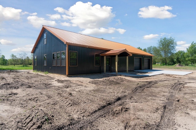 view of front of house featuring an outbuilding