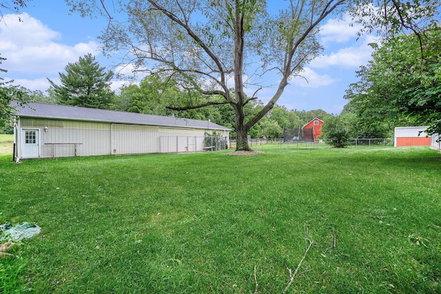 view of yard featuring an outbuilding