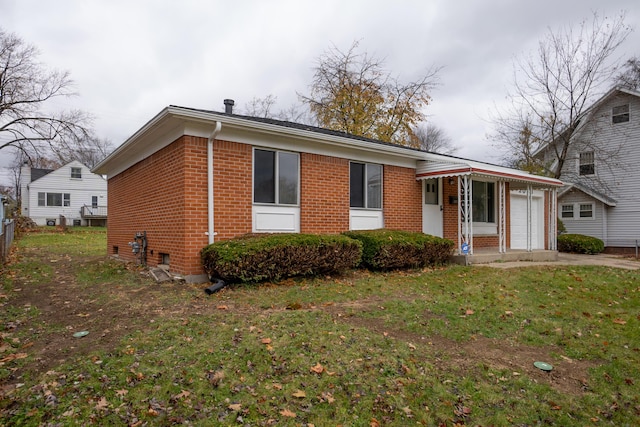 view of front of home featuring a garage and a front lawn