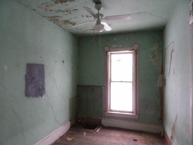 empty room featuring hardwood / wood-style floors and ceiling fan