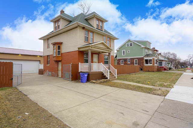 view of front of property featuring a front yard