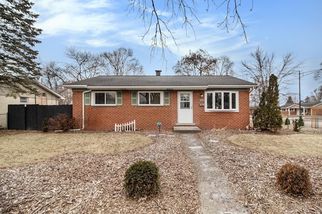 view of front of property featuring a front lawn