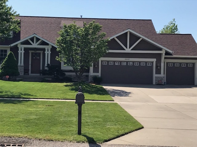 craftsman inspired home featuring a front lawn