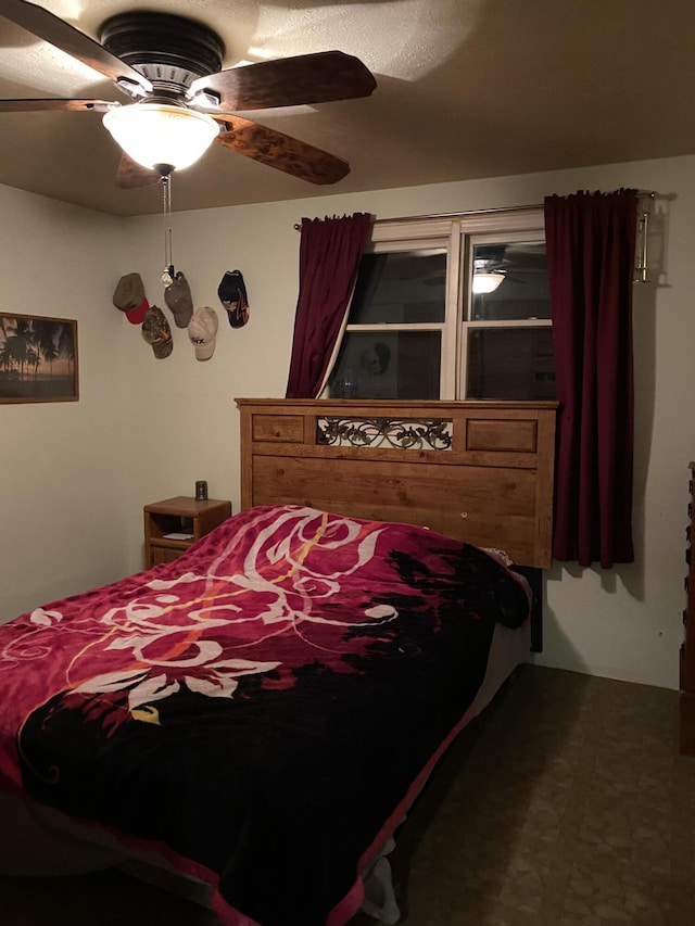 bedroom with ceiling fan