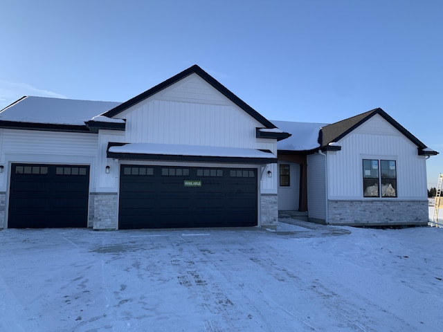 view of front facade with a garage