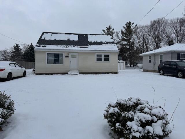 view of front facade featuring a storage shed