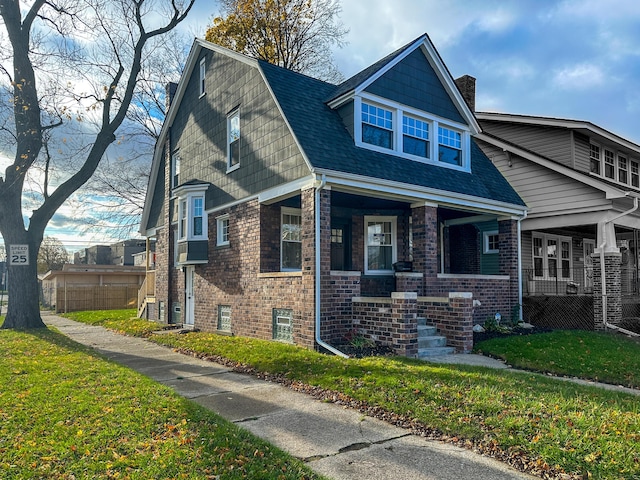 view of front of home featuring a front yard