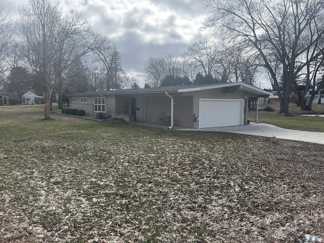 view of front facade featuring a garage, driveway, and a front lawn