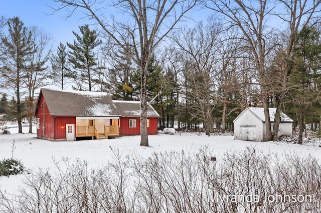 view of yard layered in snow