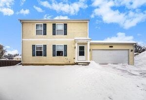 view of front property featuring a garage