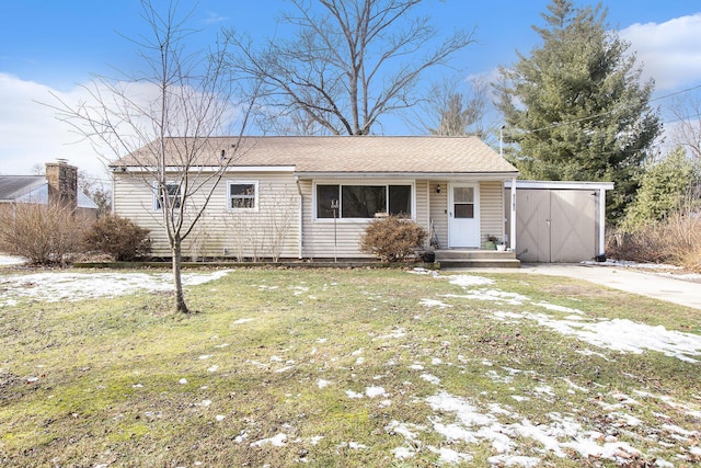 view of front of home featuring a front yard