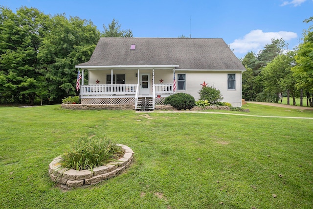 view of front facade featuring a front yard and covered porch