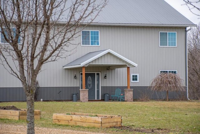 view of front of house featuring a front lawn