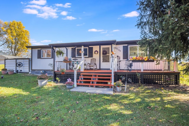 view of front of property featuring a wooden deck and a front lawn