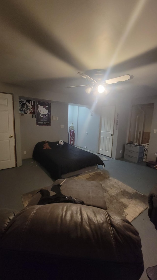 bedroom featuring ceiling fan