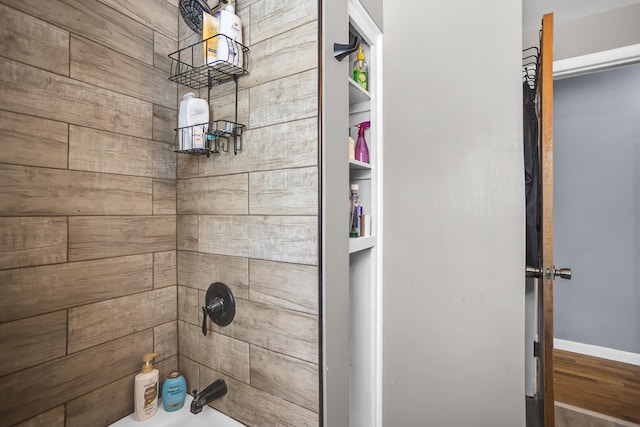 bathroom with tiled shower / bath combo