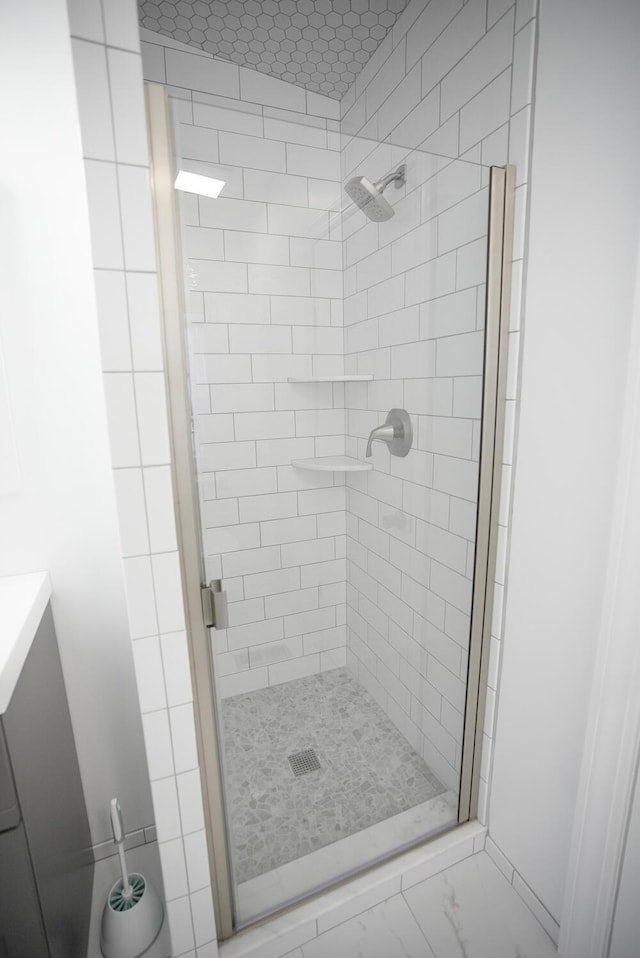 bathroom featuring tiled shower