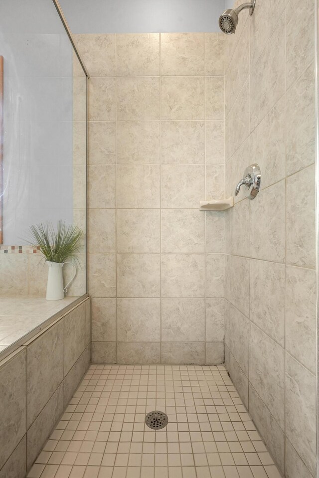 bathroom featuring a tile shower