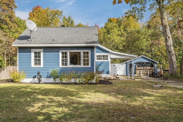 view of front of property featuring a front yard