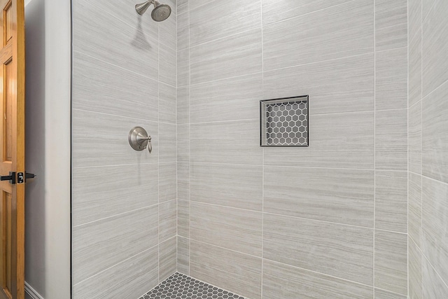 bathroom featuring a tile shower