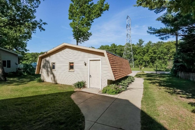 view of outdoor structure featuring a yard